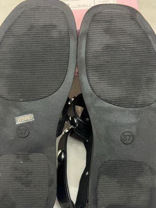 Sandali neri aperti con borchie