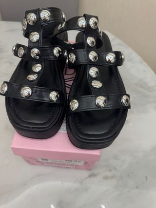 Sandali neri aperti con borchie