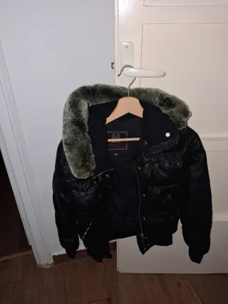 Chaqueta de pluma  negra con cuello de pelo 