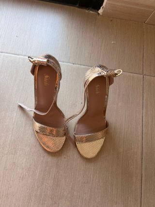 Sandalias de tacón alto doradas