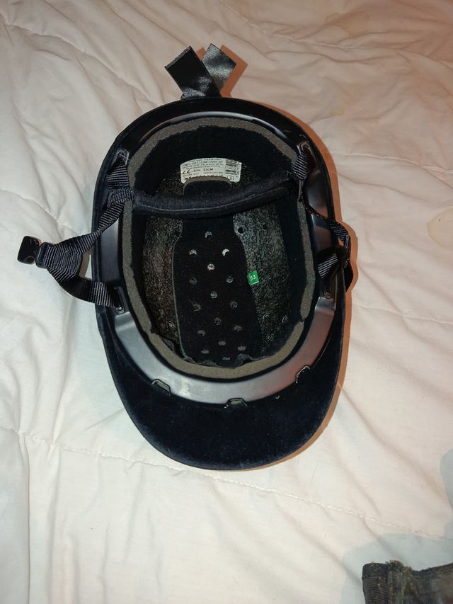 Casco de equitación negro para montar caballo 
