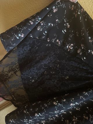 Vestido negro floral con encaje a los lados 