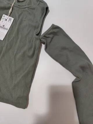 Camiseta manga larga hombro descubierto verde