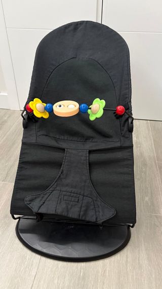 Hamaca bebé negra con juguete