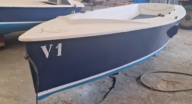 Barco V1 azul y blanco