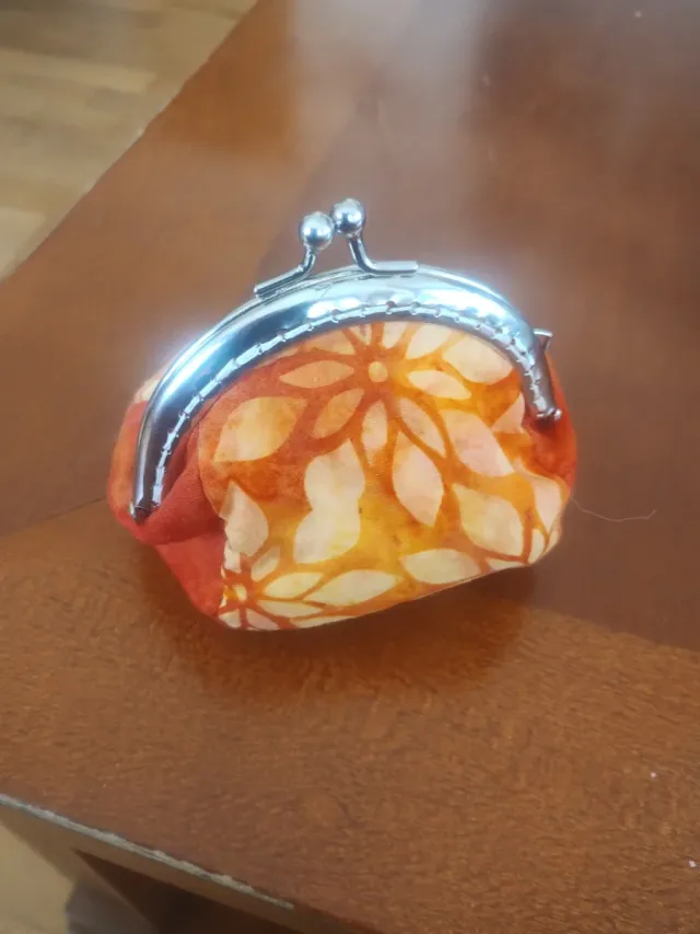 Monedero hecho a mano con flores