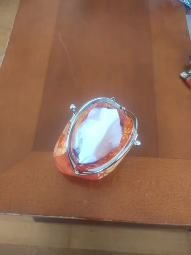 Monedero hecho a mano con flores