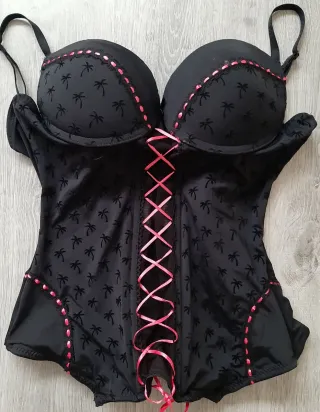 Corsé negro con cordones rosas