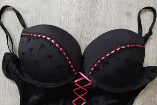 Corsé negro con cordones rosas
