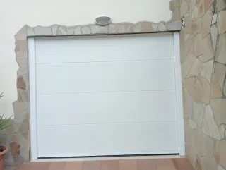 Puerta automática de garaje