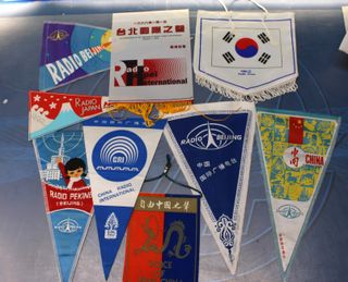 Banderines emisoras radio Asia: Taipei, Japan, Beijing, Korea.