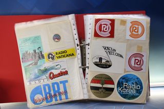 07. Gran lote pegatinas emisoras de radio extranjeras.
