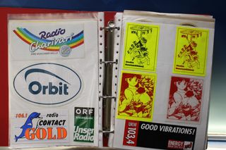 03. Gran lote pegatinas emisoras de radio extranjeras.