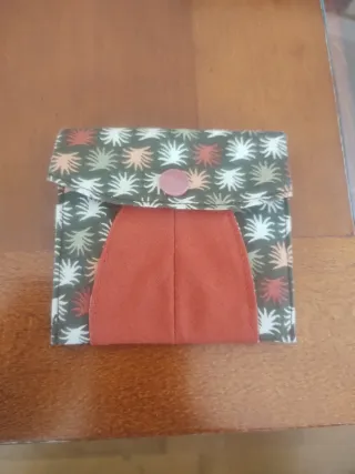 Cartera hecha a mano con botón