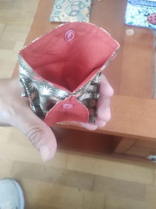 Cartera hecha a mano con botón