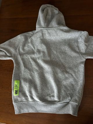Sudadera gris con capucha para niño (talla 10)