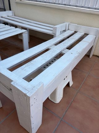 Juego bancos y mesa de madera blanca