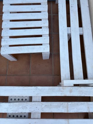 Juego bancos y mesa de madera blanca