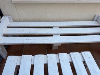 Juego bancos y mesa de madera blanca