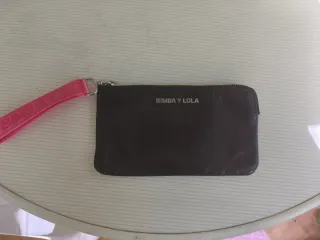 Cartera Bimba y Lola Piel Negra con Asa Rosa