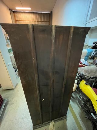 Armario antiguo de madera tallada