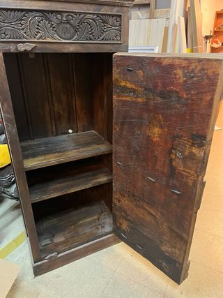 Armario antiguo de madera tallada