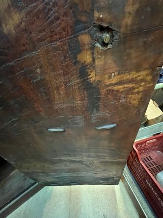 Armario antiguo de madera tallada