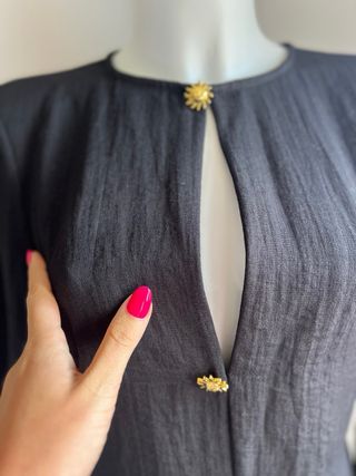 Vestido negro con broche sol dorado botón