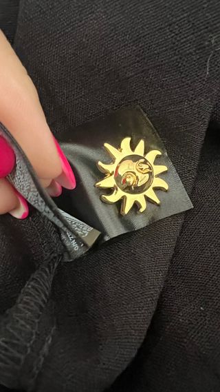 Vestido negro con broche sol dorado botón