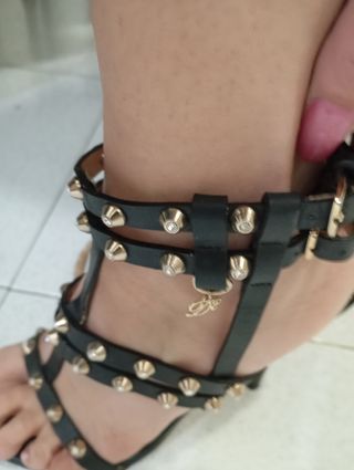 Sandali neri con tacco e borchie