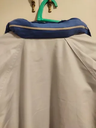 Chaqueta Ligera con Capucha Azul y Blanco