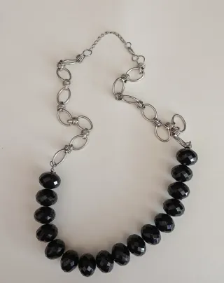 Collana con finte pietre nere e catena argento