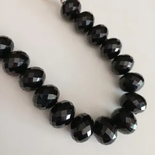 Collana con finte pietre nere e catena argento