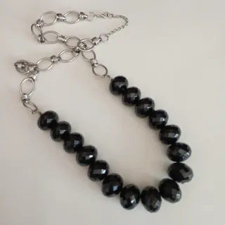 Collana con finte pietre nere e catena argento