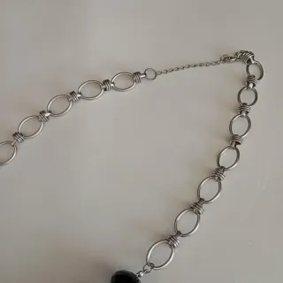 Collana con finte pietre nere e catena argento