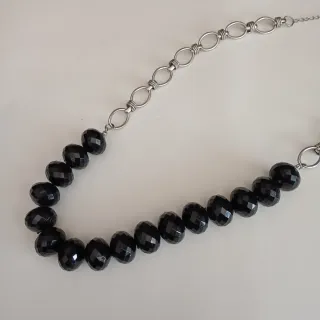 Collana con finte pietre nere e catena argento