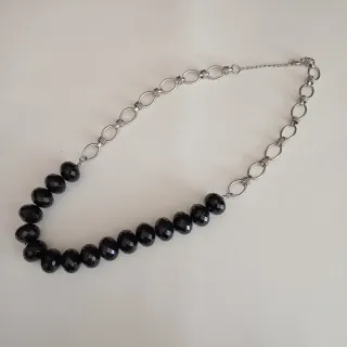 Collana con finte pietre nere e catena argento
