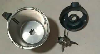 Thermomix TM5 con accesorios y libros