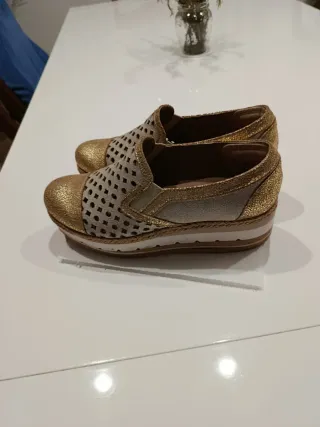 Zapatos planos mujer beige y oro