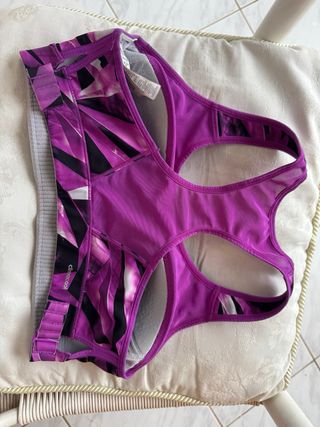 Top deportivo Adidas morado y negro