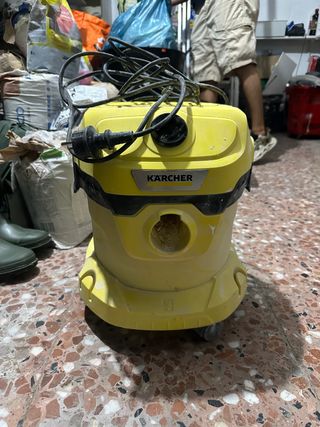 Aspiradora Karcher Amarilla con mangueras