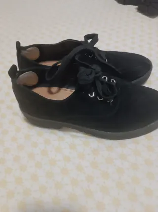 Zapatos negros de ante con cordones