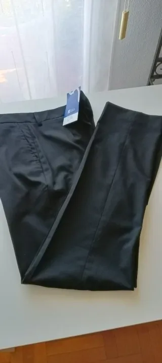 Pantalón vestir o trabajo negro.