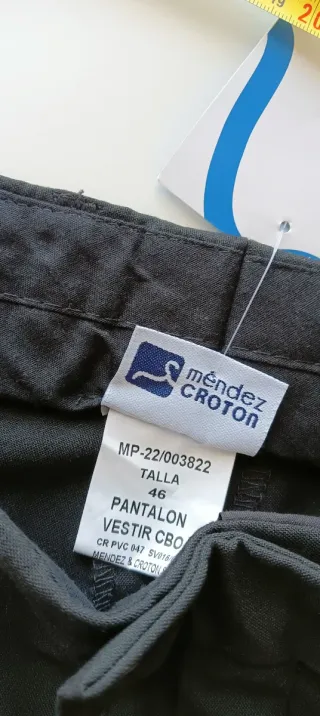 Pantalón vestir o trabajo negro.