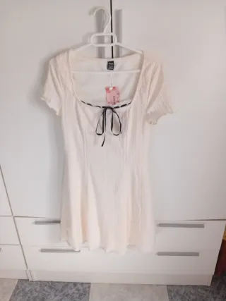 Vestido con encaje beige