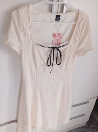 Vestido con encaje beige