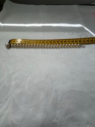 Pulsera de perlas dorada y blanca