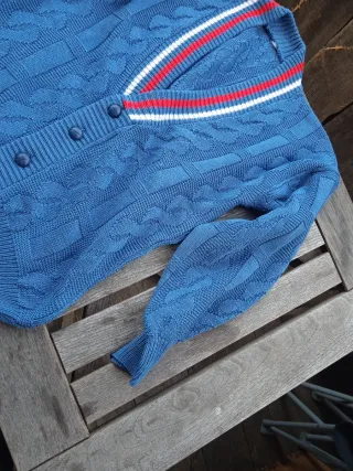 Chaqueta de punto azul con rayas