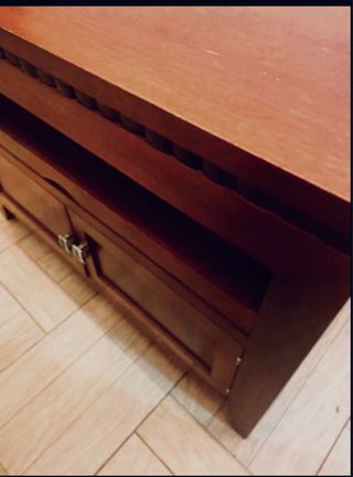Mesa de madera para televisor con armario – elegan