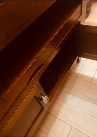 Mesa de madera para televisor con armario – elegan